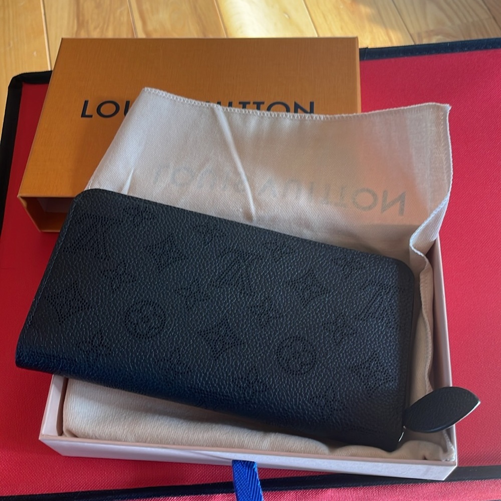 NWT-Louis Vuitton- Zippy wallet in Mahina Leather -Noir- authentication tag